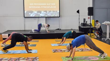 Auf der Intersana Gesundheitsmesse konnte man auf der Fitnessfläche aktiv beim Fitness-Bootcamp-Powertraining mitmachen.