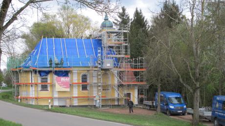 Die Renovierungsarbeiten an der Au-Kapelle bei Obergriesbach haben begonnen. Die Abdeckung des Daches schützt die Kapelle erst einmal vor Regen. 