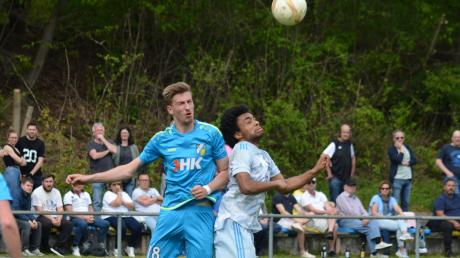 Der SV Cosmos Aystetten (links Maximilian Heckel) geht nach einem 2:2 gegen Germaringen in die Relegation zur Landesliga.