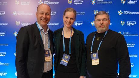 Bezirkstagspräsident Martin Sailer, Katharina Haberkorn und Ruslan Zaparanyuk, Gouverneur der Partnerregion Tscherniwzi.