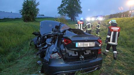 Auf der A7 zwischen Illertissen und Altenstadt ist ein schwerer Unfall passiert. Ein 22-Jähriger erlitt lebensgefährliche Verletzungen.