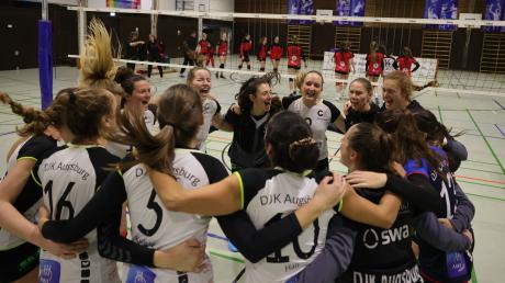 So ausgelassen bejubelten die Volleyballerinnen der DJK Augsburg-Hochzoll die Meisterschaft in der Dritten Liga, die sie zum Aufstieg in die Zweite Liga berechtigte. Doch darauf verzichten sie nun. 