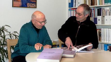 Groß ist die Freude bei Pfarrer Jochen Teuffel (rechts) und beim Verfasser Armin Paulus über die fertiggestellte Chronik. 14 Jahre hat der Autor  für sein großes Werk gebraucht. 