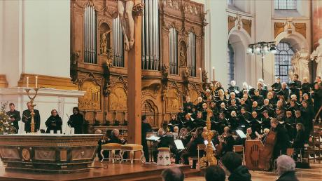 Dirigent und Festivalleiter Albrecht Schmid, das Collegium Instrumentale, die Wiblinger Kantorei und Solisten eröffneten den ersten Konzertabend der diesjährigen Wiblinger Bachtage.