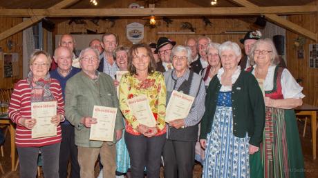Für jahrzehntelange Mitgliedschaft im Schondorfer Trachtenverein wurden etliche Personen geehrt. 