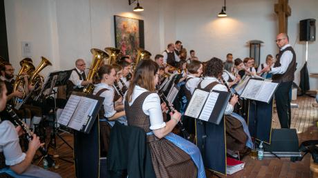 Die Mertinger Musikkapelle in Aktion: Das bestens aufgelegte Orchester präsentierte zünftige Blasmusik.