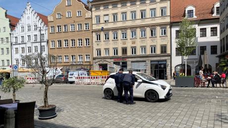 Der städtische Ordnungsdienst kontrolliert Autofahrer in der Maximilianstraße. Ein Teilbereich der Straße ist jetzt Fußgängerzone. 