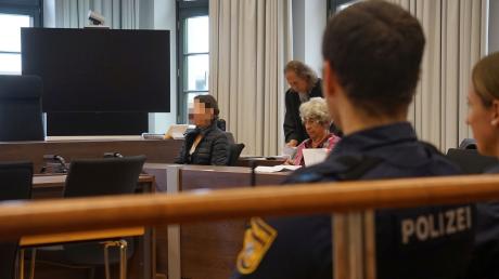 Der Prozess gegen eine 43-jährige Frau (links), die im August 2022 in Niederraunau ihren Schwiegervater getötet haben soll, hat am Landgericht Memmingen begonnen. 