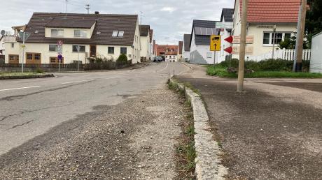 Die Gemeinde Wittislingen will die Ziertheimer Straße an dieser Stelle begradigen. Kritiker befürchten, dass dadurch mehr Lkw-Verkehr in den Ort gebracht werde. 