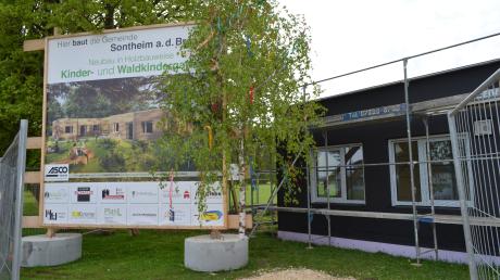 Der neue Naturkindergarten in Sontheim soll am 22. August eröffnet werden. Nun gab es erst mal das Richtfest zu feiern.