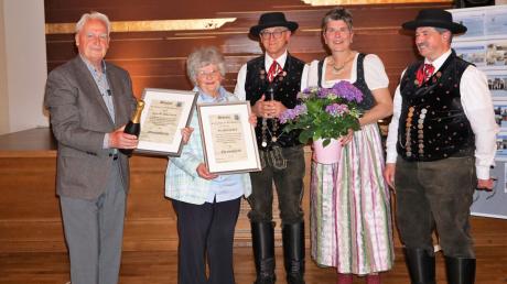 Hubert und Gabriele Raab (links) wurden zu Ehrenmitgliedern des Todtenweiser Fördervereins ernannt. Franz Leopold, Beisitzerin Petra Wackerl und Vorsitzender Thomas Eberle (daneben, von links) gratulierten. 
