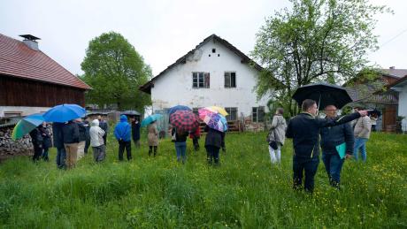 Landsberger Stadträte besichtigen das marode Bauernhaus in Erpfting. 