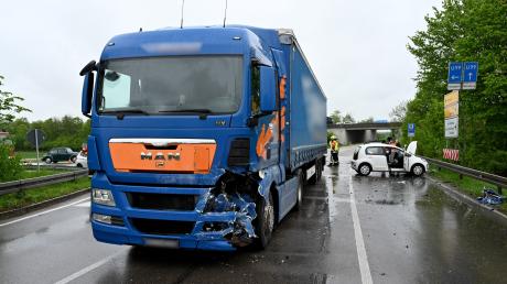 Bei Unterelchingen ist ein schwerer Unfall passiert. Eine Autofahrerin übersah wohl beim Abbiegen den Lkw.