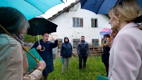 Der Bauausschuss des Landsberger Stadtrats machte sich ein Bild von den maroden Bauernhaus in Erpfting. Auch Thomas Hermann (blauer Mantel) vom Landesamt für Denkmalpflege war eingeladen.