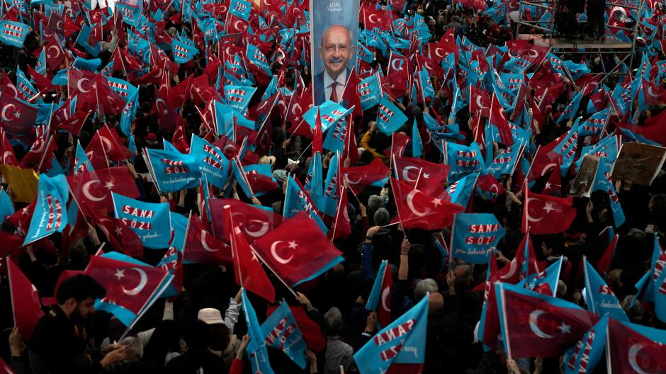 Gibt es am späten Sonntagabend ähnliche Bilder in den türkischen Städten? Anhänger des CHP-Vorsitzenden und Präsidentschaftskandidaten der Nationalen Allianz, Kemal Kilicdaroglu bejubeln ihren Favoriten. Sein Konterfei ist auf dem Plakat im Bild zu sehen.
