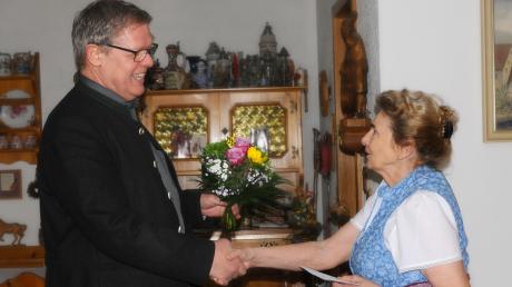 Christa Christian in Merching feiert ihren 80. Geburtstag. Zu den Gratulanten zählt auch Bürgermeister Helmut Luichtl.