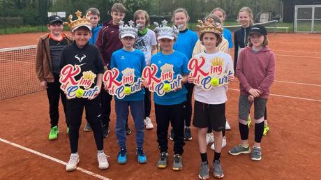 Nachwuchsturnier beim TC Oettingen
Die frisch gebackenen Tenniskönige Tobias Vitkovsky und Kolja Buchta (goldene Kronen) freuen sich über ihren Titel.