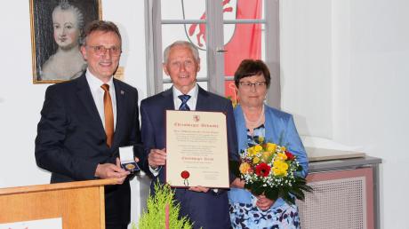 Bürgermeister Georg Hirschbeck (li.) überreichte seinem Amtsvorgänger Ernst Gebert die Urkunde zur Ernennung. Ehefrau Juliane  freute sich mit ihrem Ehemann.