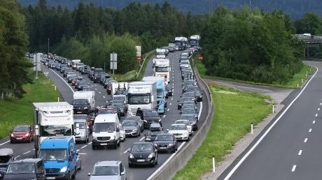 Stau auf der A1 bei Salzburg: Die Autobahn ist regelmäßig überlastet. Seit Jahren führt sie, was den Schwerverkehr betrifft, die österreichweiten Statistiken an.