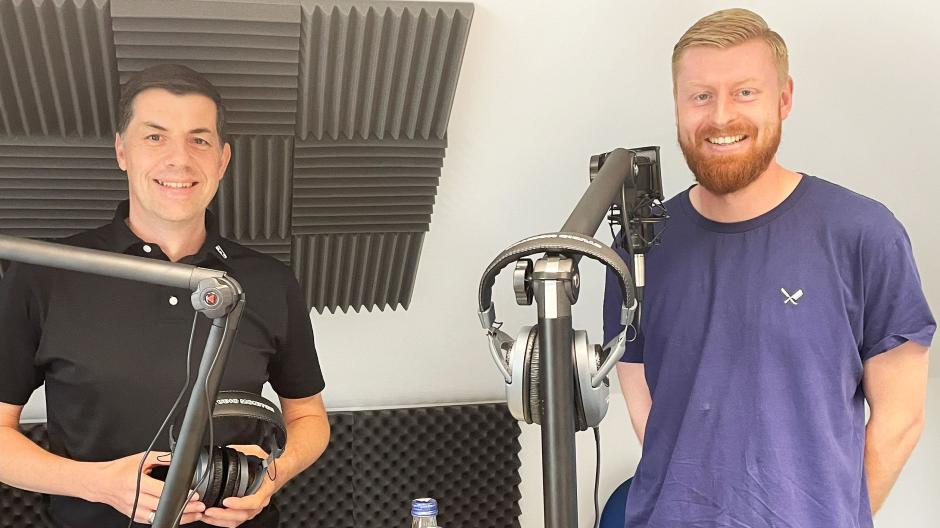 Felix Thiel (rechts) ist Gast bei Sportredakteur Stephan Schöttl in Studio West, dem Donau-Iller-Podcast.