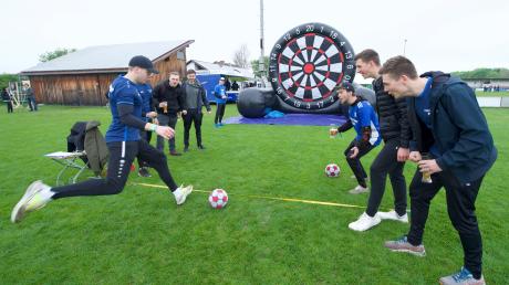 Bei der Vereinsolympiade des FC Penzing traten die Teams unter anderem zum Fußball-Dart an.