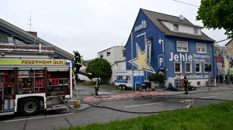 Die Feuerwehr war nach dem Großbrand beim Jehle-Fachmarkt in der Blaubeurer Straße noch bis Samstagmittag im Einsatz.