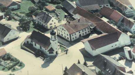 Das Bauerndorf Remshart in der guten alten Zeit. Aus der Luft fotografiert erkennt man ein typisches Ensemble in der Dorfmitte, bestehend aus der Kirche, der Schule (darüber) und rechts davon dem (inzwischen auch nicht mehr betriebenen) Gasthaus.