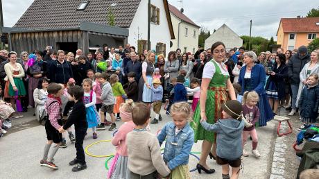 Volkstanz, Gstanzl, Kuchen und Luftballons - beim Fest zum 30-jährigen Jubiläum des Kinderhauses in Handzell haben sich die Kinder mächtig ins Zeug gelegt.