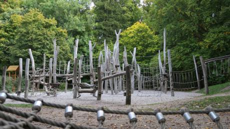 Der Klettergarten ist ein beliebter Spielplatz für Kinder im Luitpoldpark in Schwabmünchen. 