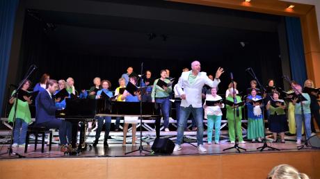 Zu den Höhepunkten beim Chorkonzert anlässlich des 50-Jahr-Jubiläums des Landkreises im Bürgerhaus Senden zählte der Auftritt des Kreischores unter der Leitung von Markus Romes.