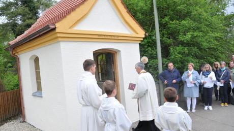 Nach einer feierlichen Maiandacht in der Illerzeller Kirche St. Ulrich führte Dekan Martin Straub eine Prozession zur in neuem Glanz erstrahlenden Kapelle an.