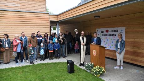Zur Eröffnung der neuen Kinderkrippe kamen viele Gäste. Das Foto zeigt (von links) Pfarrer Thomas Kleinle, Bürgermeister Michael Obst und Kindergartenleiterin Linda Weh.        