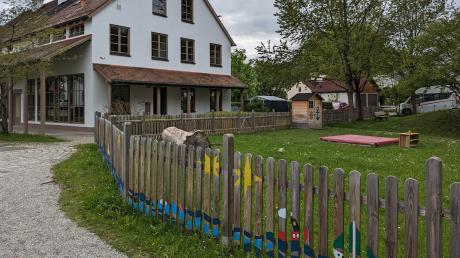 So sieht das integrative Kinderhaus in der Uttinger Bahnhofstraße von außen aus. Das Ambiente zeigt, dass es hier keine Bank mehr gibt, sondern Kinder eingezogen sind.
