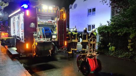 In Mering brannte am Sonntag gegen 21 Uhr eine Wohnung völlig aus. Die Feuerwehr Mering und Rettungskräfte des BRK waren vor Ort.

