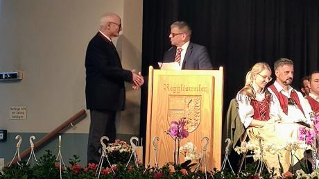 Ehrung Funk
Herbert Funk hat die Ehrennadel des Landes Baden-Württemberg erhalten. Dietenheims Bürgermeister Christopher Eh überreichte sie ihm.
