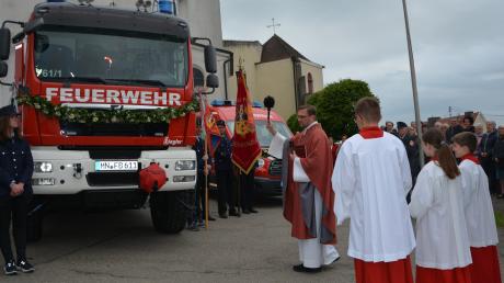 Im Anschluss an eine Floriansmesse in der Pfarrkirche St. Andreas segnete Pfarrer Thomas Brom Rüstwagen und Mannschaftstransportwagen der Babenhauser Feuerwehr. 