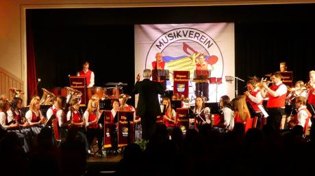 300 Besucherinnen und Besucher kamen zum Konzert der Musikkapelle Ellgau unter der Leitung von Manfred Braun.