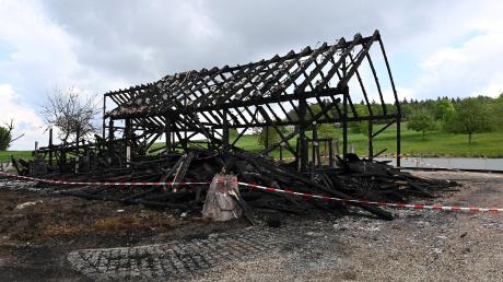 Ein Stadel am Ortsrand von Thierhaupten brannte am Sonntagmittag komplett aus. 