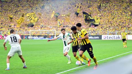 Die Meisterschaft ist offen, noch hoffen Jude Bellingham und Karim-David Adeyemi (von rechts) auf den Titel mit Borussia Dortmund. 