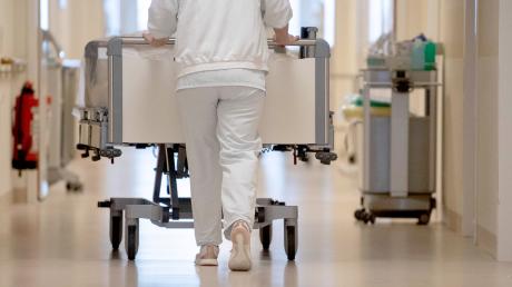 Der falschen Krankenschwester, die in Augsburg vor Gericht steht, droht eine langjährige Haftstrafe. 