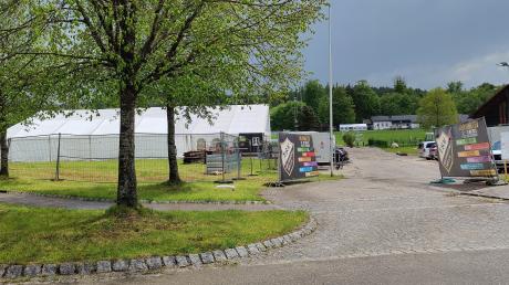 Das große Zelt zwischen Bürgerhaus und Sportplatz steht schon: Sechs Tage lang wird dort ab Mittwochabend das 100-jährige Bestehen des TSV Geltendorf gefeiert.