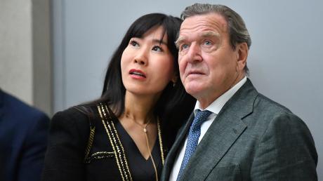 Soyeon Schröder-Kim (l.) mit ihrem Mann Gerhard Schröder. Seine Nähe zu Russland scheint für sie Konsequenzen zu haben.