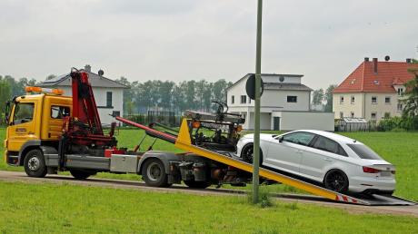 Bei dem großen Polizeieinsatz am Dienstag in Altenstadt-Untereichen sind auch drei Sportwagen sichergestellt worden. An einem wurden angeblich Blutspuren gefunden. 
