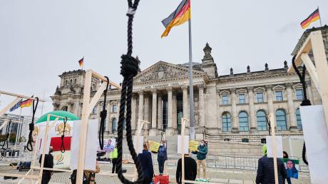 Demonstranten stehen mit symbolischen Galgen vor dem Reichstag und demonstrieren gegen Hinrichtungen und die Todesstrafe im Iran. Dieses Bild entstand im Oktober 2020. Inzwischen hat sich die Situation weiter verschärft.