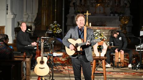 Mit David Plüss (links) und David Kandert (rechts) unternimmt Pfarrer Clemens Bittlinger Konzerttourneen durch Deutschland. Auch in Babenhausen ist das Trio aufgetreten. 
