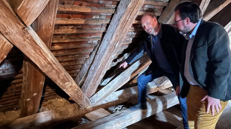 Die Schäden im Dachstuhl werden von Gerhard Beck und Pfarrer Oliver Georg Hartmann begutachtet.