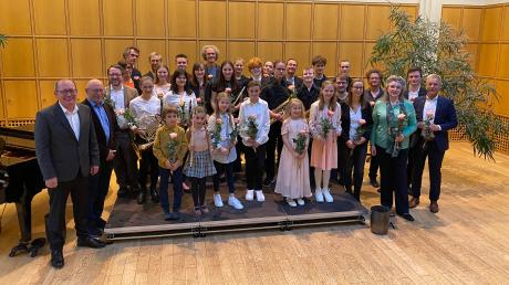 Die verantwortlichen Lehrerinnen und Lehrer der drei Musikschulen im nördlichen Landkreis Günzburg freuen sich mit ihren Talenten über den großen Erfolg des Konzertes.