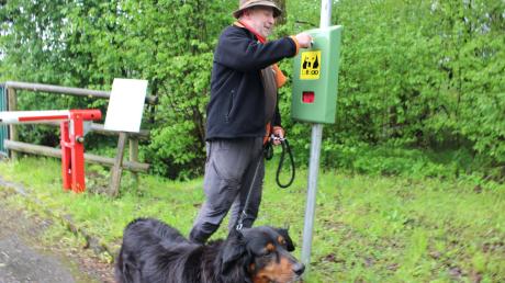 Erwin Brandner befüllt ehrenamtlich die Hundebeutelstationen von Markt Wald. Mit dabei ist auch Leihhund Max, ein Hovawart.