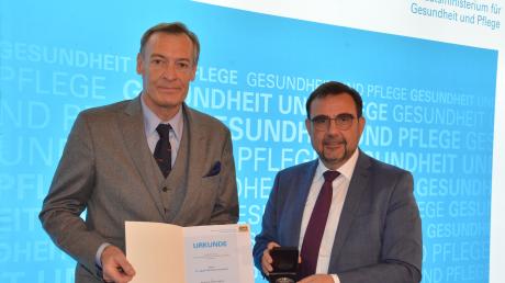Der in Utting lebende Zahnarzt Dr. Martin Schubert (links) hat von Gesundheitsminister Klaus Holetschek die Staatsmedaille für Verdienste um Gesundheit und Pflege erhalten.