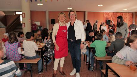 Uschi Glas und Schulleiterin Karin Große in der Drei-Auen-Schule in Augsburg-Oberhausen: Die Schule ist die 300. "Brotzeit"-Schule in Deutschland.